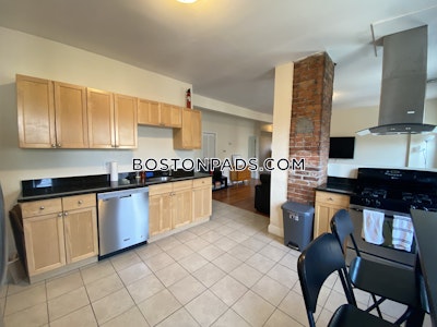 Mission Hill Spacious 3 bed 1 bath available 9/1/23 on Lawn St in Mission Hill! Boston - $4,800