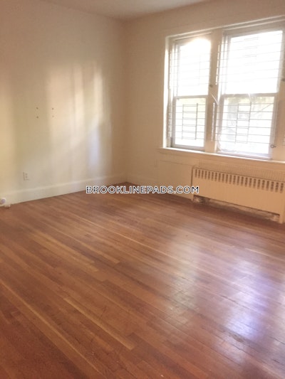 Brookline Great 2 bed 1 bath available 9/1 on Lancaster Terr in Brookline!   Washington Square - $2,935 No Fee